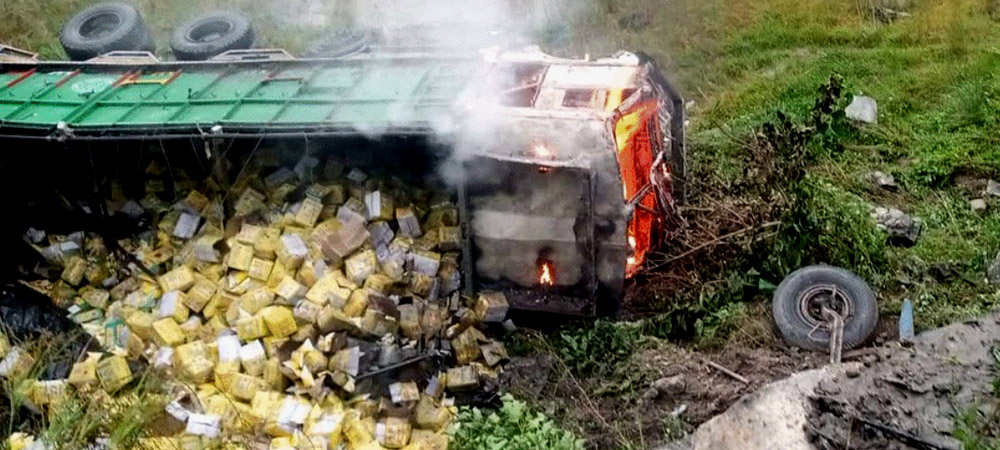विराटनगरबाट खानेतेल लिएर काठमाडौँ आउदै गरेको  ट्रक जरेखेतमा दुर्घटना