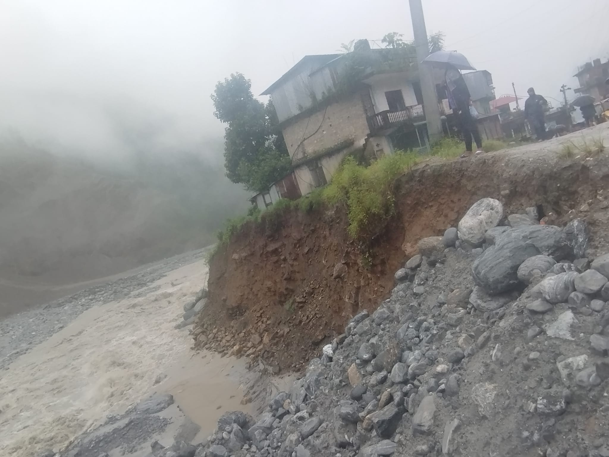 बाढी र पहिरोले सिन्धुपाल्चोकको बिभिन्न स्थानमा भौतिक क्षति, १ बिद्यालयसहित ४ घर जोखिममा