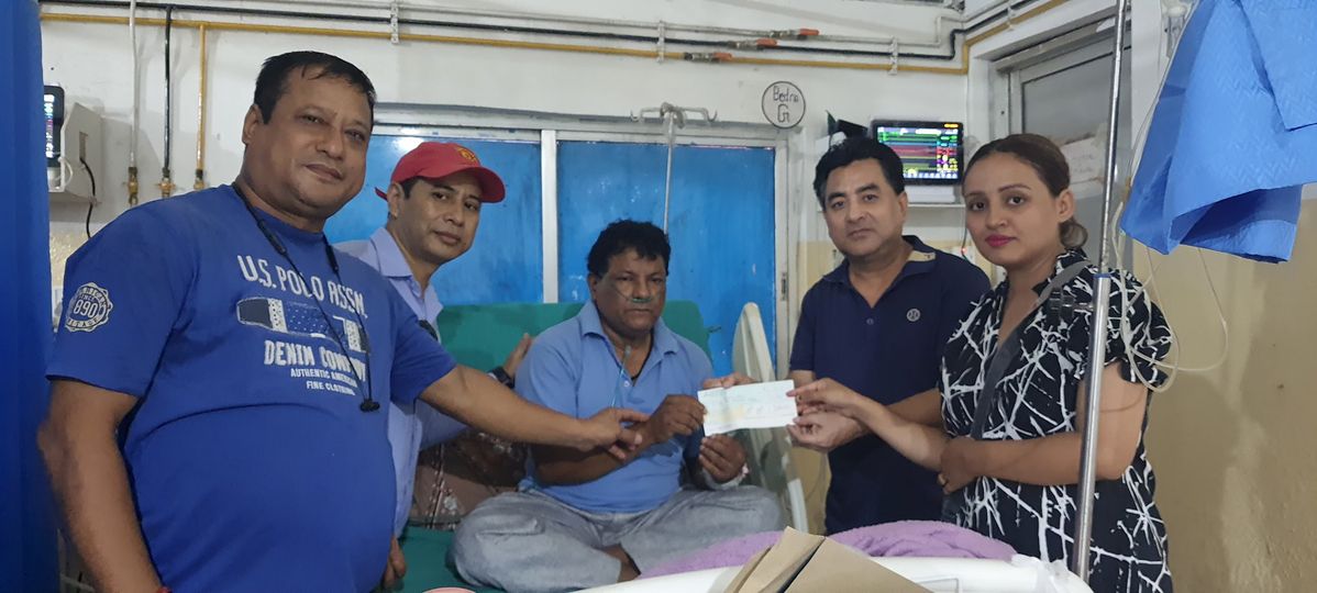 वीरगञ्ज युवा समाजद्वारा पत्रकार खानलाई २१ हजार रुपैयाँ सहयोग