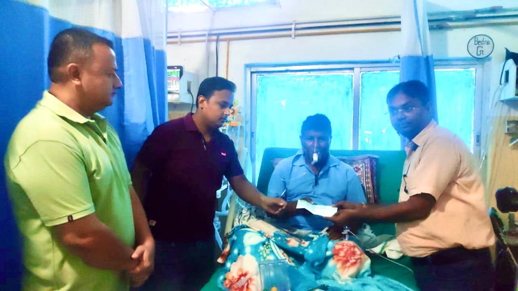 पत्रकार खानको उपचारका लागि महानगर प्रमुखले सिंहले गरे ५० हजार सहयोग