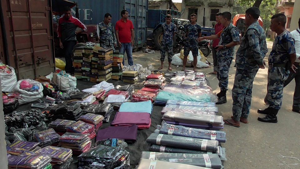 सशस्त्र प्रहरीद्वारा लाखौँ मूल्य बराबरको लत्ताकपडा नियन्त्रणमा