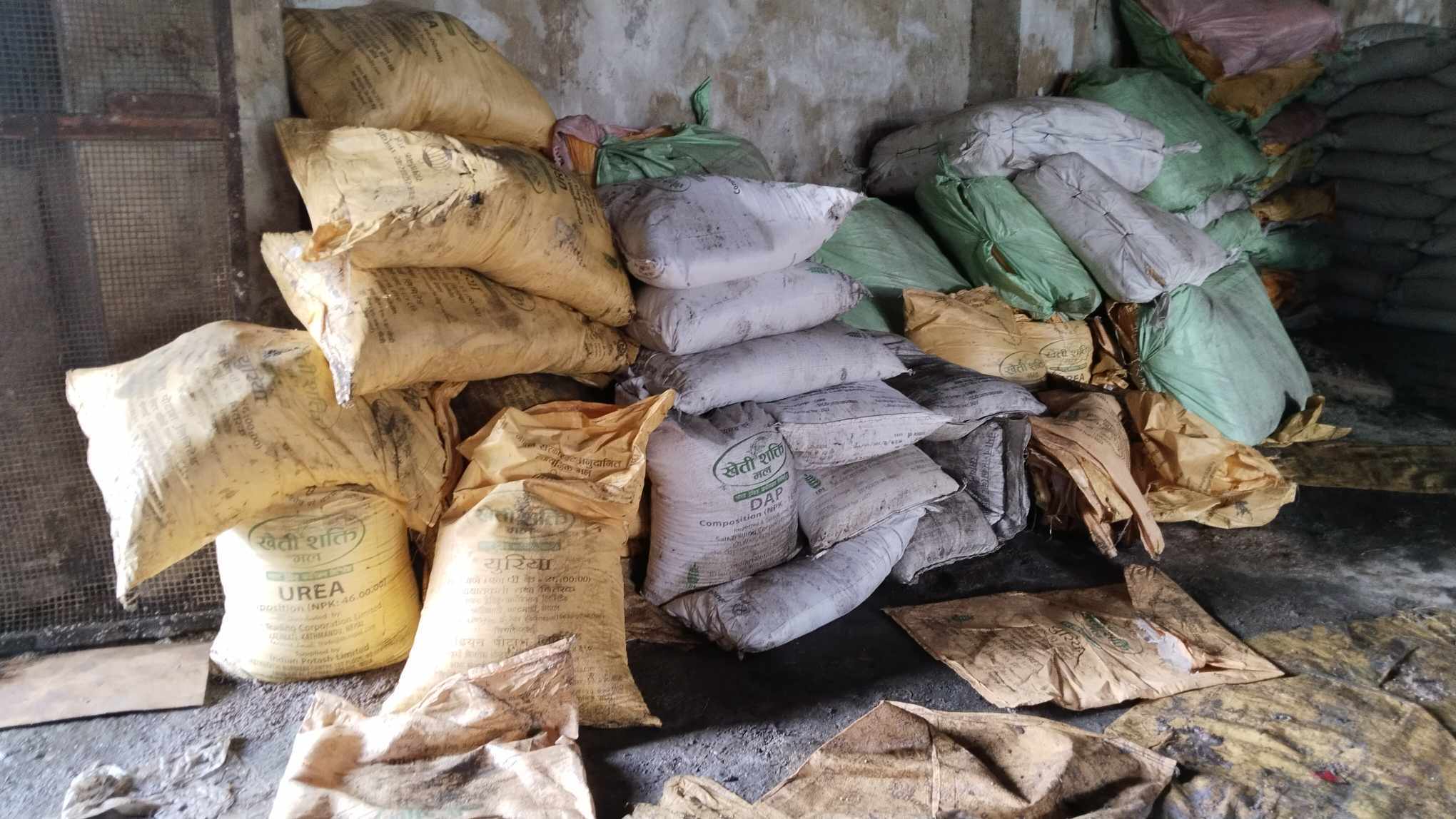 साल्ट ट्रेडिङ्गको दादागिरी : भिजेको युरिया मलको भिडियो खिच्न खोज्दा सञ्चारकर्मीमाथि दुव्र्यवहार