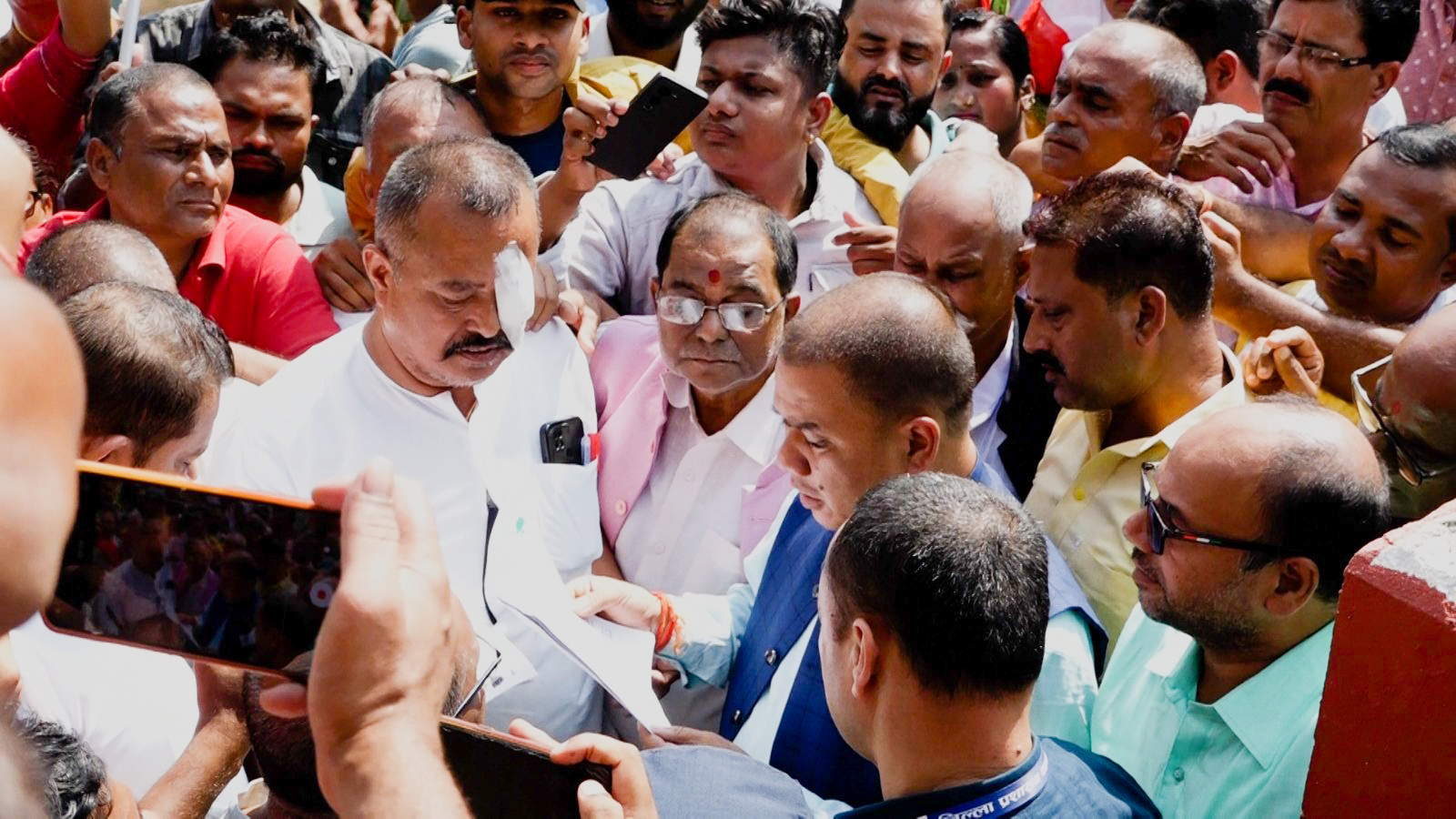 वडाध्यक्ष महर्जनलाई कुटपिट गर्ने प्रहरीलाई कारवाहीको माग गर्दै कांग्रेसद्वारा सिडियोलाई ज्ञापन पत्र