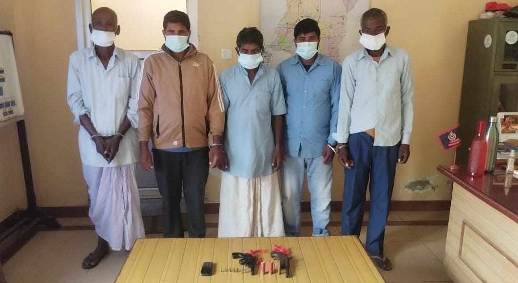 बाराबाट हतियारसहित पाँच जना पक्राउ