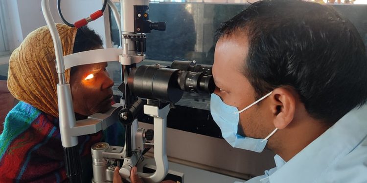 दृष्टि आँखा अस्पताल तथा रेटिना सेन्टर वीरगञ्जको आयोजनामा निशुल्क शिविर सम्पन्न