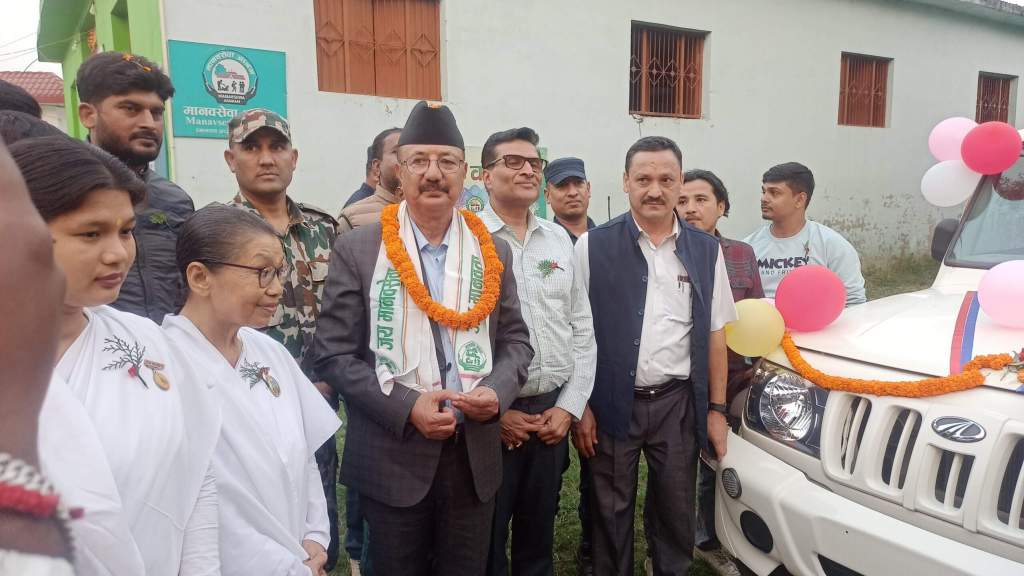 मानव सेवा आश्रमलाई उद्योग मन्त्री रिजालद्वारा गाडी हस्तान्तरण