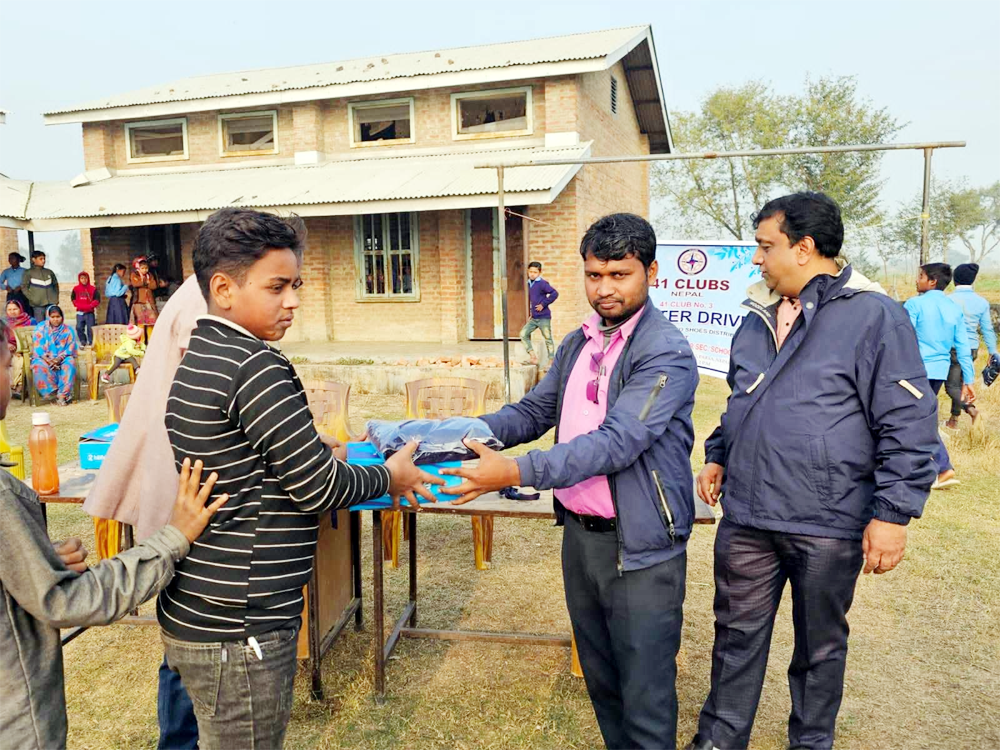 श्री नेपाल स्काउट निमावि ईटियाहीका विद्यार्थीहरुलाई स्विटर र जुत्ता वितरण