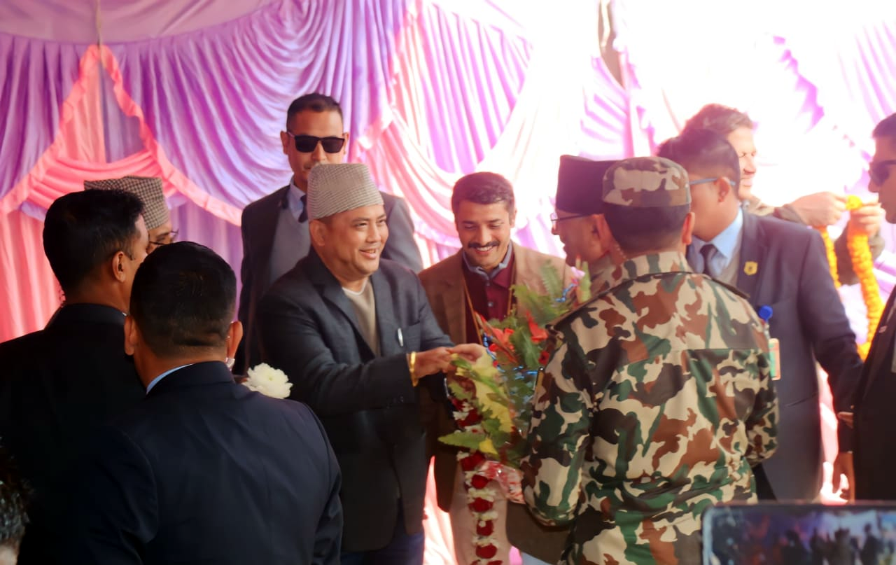 काम नगर्ने ठेकेदारलाई कारवाही गर्न प्रधानमन्त्रीसँग मेयर सिंहको माग