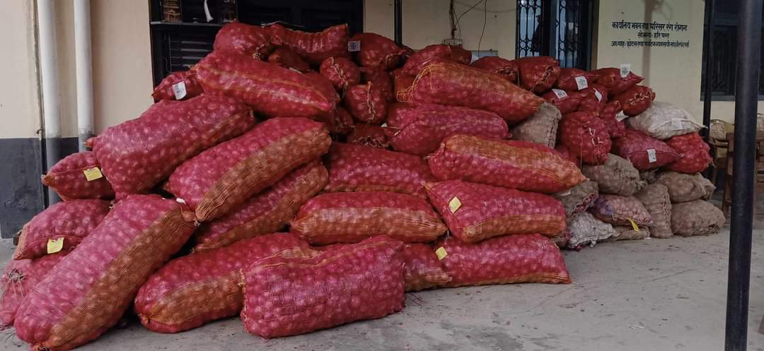 पर्सा प्रहरीद्वारा वीरगञ्जबाट ५ हजार २२० किलाे प्याज बरामद