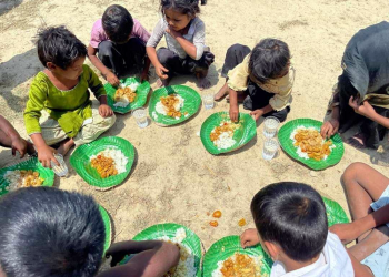 दैनिक खाना खुवाउँदै अग्निपीडितलाई वार्मिङ हार्ट्स नेपाल