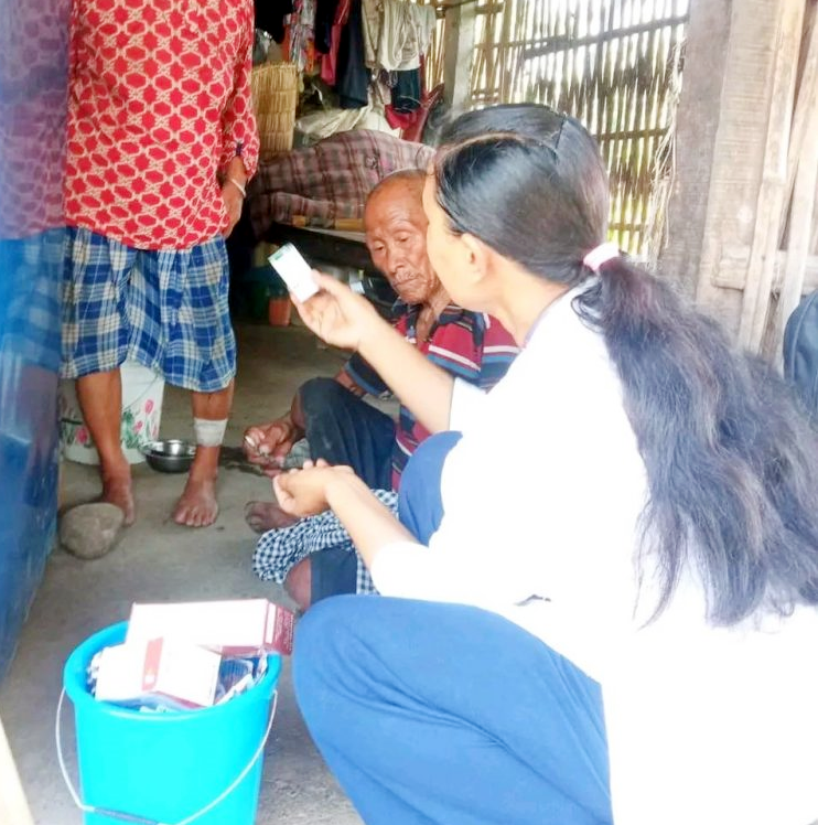 स्वास्थ्यकर्मी  ज्येष्ठ नागरिकको उपचार गर्न घर–घरमा