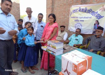 पंखा तथा शैक्षिक समाग्री अहमदिया संघ नेपाल द्वारा सहयोग