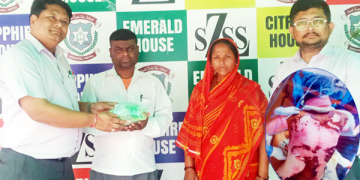 साउथ जोन माविका विद्यार्थीले गरे जलेर घाइते भएका महतोलाई १२ हजार सहयोग