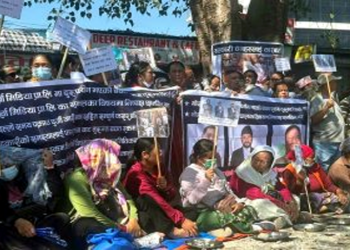 सडकमा रित्तो थाल बोकेर सहकारीपीडित