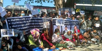 सडकमा रित्तो थाल बोकेर सहकारीपीडित