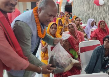 व्रतालुलाई छठका पूजन सामग्री वितरण