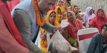व्रतालुलाई छठका पूजन सामग्री वितरण