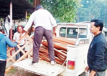 अवैधरुपमा सञ्चालित फर्निचर उधोगमा कारखानामा वनको छापा