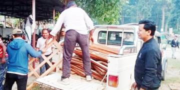 अवैधरुपमा सञ्चालित फर्निचर उधोगमा कारखानामा वनको छापा