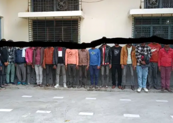 बसपार्कमा प्रहरीको अप्रेशन स्यात्रुहरुलाई हैरान पार्ने र ठग्ने १८ बिचौलिया पक्राउ
