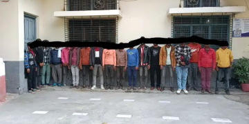 बसपार्कमा प्रहरीको अप्रेशन स्यात्रुहरुलाई हैरान पार्ने र ठग्ने १८ बिचौलिया पक्राउ