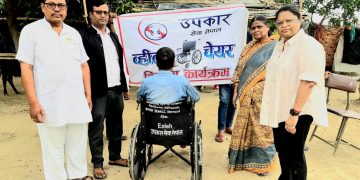 शारीरिक रूपमा पूर्ण अशक्त व्यक्तिलाई ह्वील चेयर प्रदान