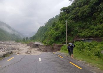 धनकुटामा अविरल वर्षाले सडक बगायो, कोशी लोकमार्ग अवरुद्ध
