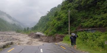 धनकुटामा अविरल वर्षाले सडक बगायो, कोशी लोकमार्ग अवरुद्ध