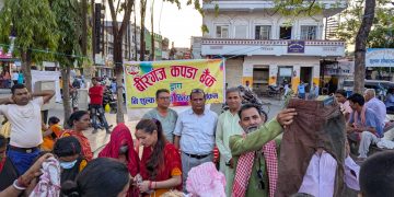 वीरगन्ज कपडा बैंकद्वारा घण्टाघरमा ९ सय  थान कपडा वितरण