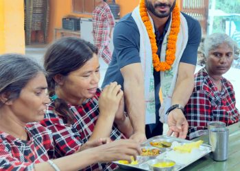 क्रिकेट खेलाडी आरिफ शेखद्वारा मानव सेवा आश्रममा प्रेम भोजन सेवा प्रदान