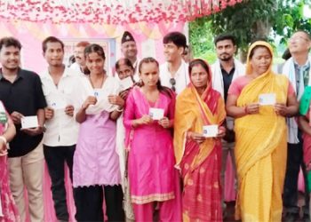 ठोरीको दुर्गम शिकारीवासमा प्रमुख जिल्ला अधिकारीद्वारा नागरिकता वितरण, पुनिया देवीसहित ८ जनालाई नागरिकता प्राप्त