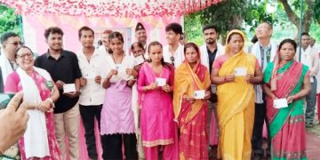 ठोरीको दुर्गम शिकारीवासमा प्रमुख जिल्ला अधिकारीद्वारा नागरिकता वितरण, पुनिया देवीसहित ८ जनालाई नागरिकता प्राप्त