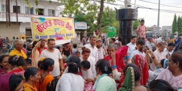 वीरगञ्ज कपडा बैंकद्वारा घण्टाघरमा ६०० थान नि:शुल्क कपडा वितरण