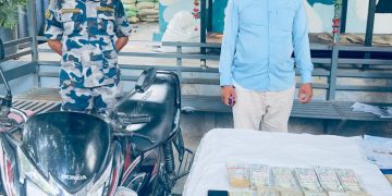 सशस्त्र प्रहरीद्वारा स्रोत नखुलेको नगदसहित एकजना वीरगञ्जबाट पक्राउ, ८ लाख रुपैयाँ बरामद