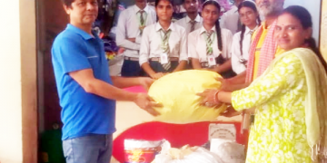 कंचनजंघा स्कुलद्वारा वीरगन्ज कपडा बैंकलाई कपडा तथा नगद सहयोग
