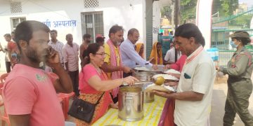 वीरगञ्ज समाज सेवा द्वारा नारायणी अस्पतालमा ६५औं साप्ताहिक निःशुल्क भोजन कार्यक्रम भव्य रूपमा सम्पन्न