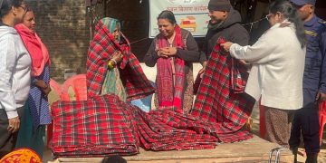 पर्सामा असहायहरूलाई चिसो छल्न न्यानो कम्बल वितरण