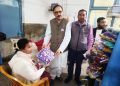जसपा उम्मेदवार टेमानीद्वारा आचारसंहिता उल्लङ्घन, नारायणी अस्पतालमा कपडा वितरण