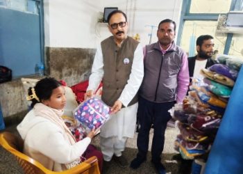 जसपा उम्मेदवार टेमानीद्वारा आचारसंहिता उल्लङ्घन, नारायणी अस्पतालमा कपडा वितरण