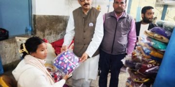 जसपा उम्मेदवार टेमानीद्वारा आचारसंहिता उल्लङ्घन, नारायणी अस्पतालमा कपडा वितरण