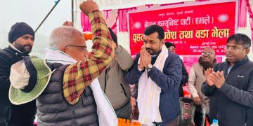 वीरगन्ज–२ का पूर्व वडाध्यक्ष शेख अब्बास एमालेमा प्रवेश, प्रदीप यादवद्वारा स्वागत गर्दै भने– “जनताको दुःखसुखमा साथ दिनेले नै जित्नुपर्छ”