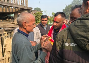 पर्सा–३ का गाउँगाउँमा पुगेर जनसंवाद गर्दै एमाले उम्मेदवार रुपेश कुमार पाण्डेय