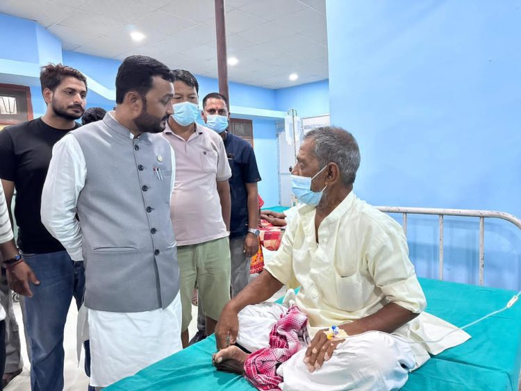 मुर्लीमा रास्वपा उम्मेदवार हरि पन्तलाई काँवर बोकाएर घरदैलो, स्थानीयको उत्साहजनक समर्थन