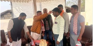 पर्सागढीमा कांग्रेसको शक्ति विस्तार, सुरज मानन्धर र वडाध्यक्ष शेख खुर्शेदलाई खादा ओढाएर भव्य स्वागत