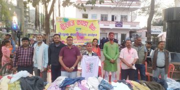 होलिको पूर्वसन्ध्यामा वीरगन्ज कपडा बैंकद्वारा घण्टाघरमा ८ सय थान निःशुल्क कपडा वितरण