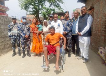 पर्सामा सशस्त्र प्रहरीद्वारा घरमै पुगेर अपाङ्गता भएका व्यक्तिलाई व्हिलचेयर वितरण