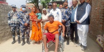 पर्सामा सशस्त्र प्रहरीद्वारा घरमै पुगेर अपाङ्गता भएका व्यक्तिलाई व्हिलचेयर वितरण