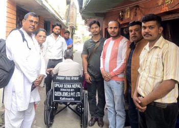 शारीरिक अपाङ्ग व्यक्तिलाई व्हिलचेयर सहयोग