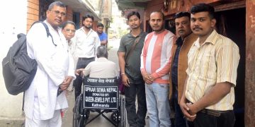 शारीरिक अपाङ्ग व्यक्तिलाई व्हिलचेयर सहयोग