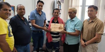 चर्चित खेलाडी तथा गायक अशोक प्रधान सम्मानित